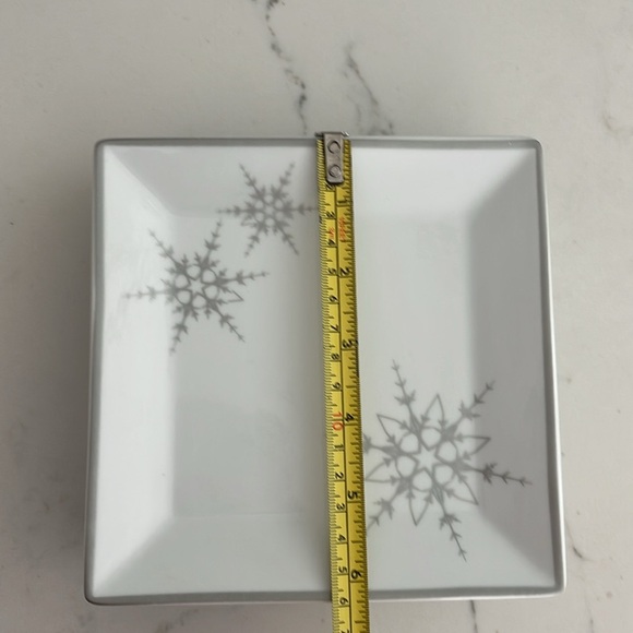 4 Snowflake Plates - Picture 3 of 4